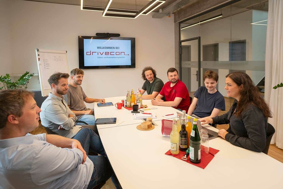 DriveCon Mitarbeiter in einer Besprechung
